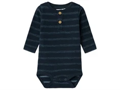 Mørkeblå stribet body med stolpelukning fra Name It 13236286 dark sapphire